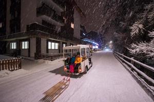 suíça, 2022 - ruas nevadas da aldeia montanhosa alpina foto