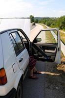 jovem esperando no carro foto