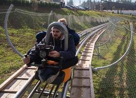 Suécia, 2022 - cinegrafista trabalhando na montanha-russa alpina foto