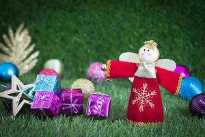 fechar a decoração de natal na grama foto