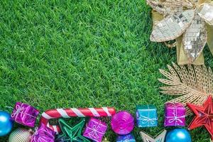 decoração de natal na grama verde com espaço de cópia foto