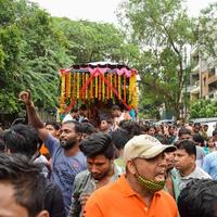 nova delhi, índia 01 de julho de 2022 - uma grande reunião de devotos de diferentes partes de delhi por ocasião de ratha yatra ou ratyatra. rath para lord jagannath puxado por pessoas, jagannath rath yatra foto