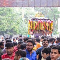 nova delhi, índia 01 de julho de 2022 - uma grande reunião de devotos de diferentes partes de delhi por ocasião de ratha yatra ou ratyatra. rath para lord jagannath puxado por pessoas, jagannath rath yatra foto