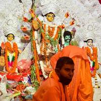 kolkata, índia, 29 de setembro de 2021 - deusa durga com olhar tradicional em vista de perto em um sul kolkata durga puja, durga puja idol, um maior festival hindu da índia foto