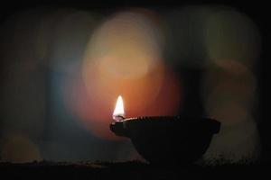 lâmpada de óleo no festival de diwali, na Índia. foto