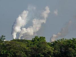 fumaça preta de chaminés industriais má ecologia foto