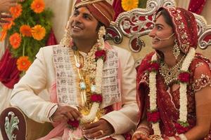 casal indiano feliz no casamento. foto
