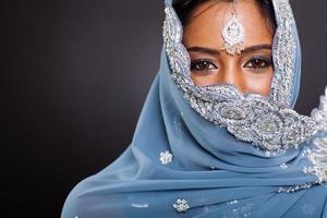 mulher indiana em sari com o rosto coberto