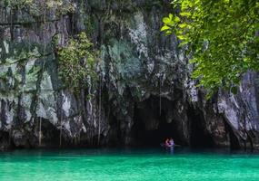 bela lagoa com água azul-turquesa. puerto princesa, palawan, filipinas. foto