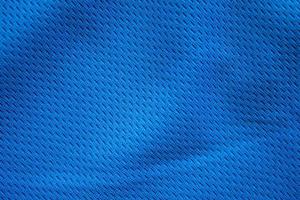 camisa de futebol de roupas esportivas de tecido azul com fundo de textura de malha de ar foto