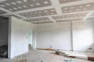 interior do quarto vazio com teto de placa de gesso no canteiro de obras foto