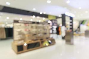 abstrato blur sapatos armazenar prateleiras de produtos no interior do shopping fundo desfocado foto
