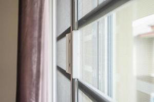 tela de arame mosquiteiro na proteção da janela da casa contra insetos foto