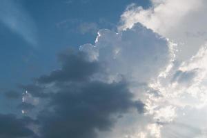 céu azul com nuvens foto