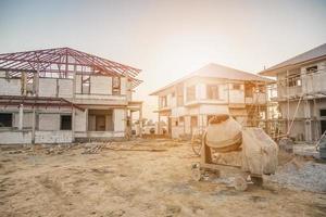 máquina de betoneira de cimento no canteiro de obras de construção de casa nova foto