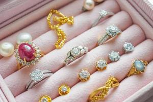 Colares de anel de safira de diamante de ouro e prata e brincos de pérola em caixa de joias de luxo foto