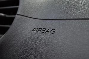sinal de airbag de segurança no carro moderno foto