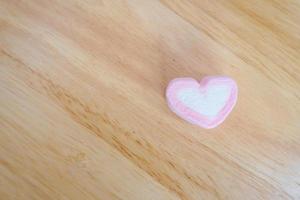 marshmallow de forma de coração rosa para fundo de dia dos namorados foto