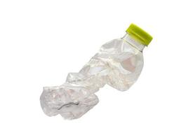 garrafa de plástico esmagada isolada no fundo branco com traçado de recorte foto
