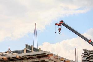 braços telescópicos de caminhão guindaste de construção móvel foto