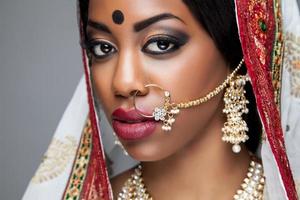 noiva indiana exótica vestida para casamento