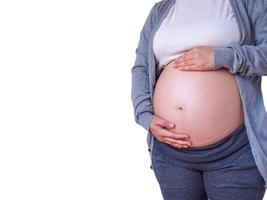 mulher grávida isolada no fundo branco foto