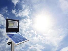 holofotes fotovoltaicos usam energia solar. conceito de energia pura foto