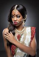 mulher indiana em roupas tradicionais com maquiagem de noiva e jóias