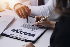 advogado masculino trabalhando com papéis de contrato e martelo de madeira na mesa no tribunal. justiça e direito, advogado, juiz do tribunal, conceito. foto