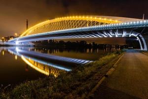 visão noturna da ponte troja, vltava, praga, república checa