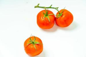 tomates isolam no fundo branco. monte os tometos vermelhos isolados em fundo branco seu fresco nutritivo e cítrico foto