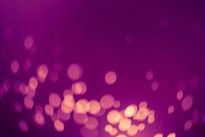 fundo abstrato bonito roxo escuro natal festivo com luzes de bokeh. textura de férias com espaço de cópia. pode ser usado como papel de parede, preenchimento para um site, desfocado foto