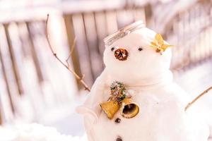 feliz natal e feliz ano novo cartão com cópia-space.many bonecos de neve em pé no inverno natal landscape.winter background.snowman com flores secas e pinheiros. bom feriado e celebração. foto