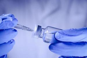 médicos ou cientistas seguram seringas e frascos com a vacina covid-19 para tentar injeções para tratar pacientes em hospitais. experimentos médicos impedem a propagação do coronavírus foto