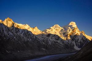 cobertura de neve no topo da montanha do himalaia, norte da índia