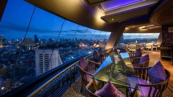 bangkok, tailândia - 25 de setembro de 2015 vista da cidade à noite do restaurante do hotel na área de chinatown em bangkok, tailândia. foto