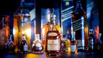 bangkok tailândia - 17 de agosto de 2022 garrafa de hennessy, uma marca de conhaque famoso de cognac, frança foto