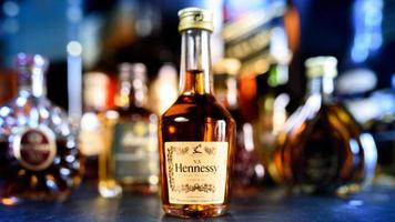 bangkok tailândia - 17 de agosto de 2022 garrafa de hennessy, uma marca de conhaque famoso de cognac, frança foto