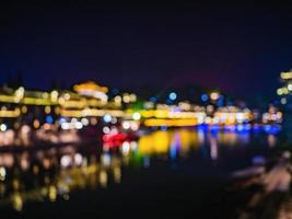 foto desfocada abstrata da paisagem vista na noite da cidade velha de fenghuang. cidade antiga de phoenix ou condado de fenghuang é um condado da província de hunan, china