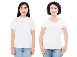 t-shirt de adolescente mulher asiática simulado tshirt de mulher de meia-idade, menina coreana em t-shirt vazio em branco isolado no espaço de cópia de fundo branco. vista frontal menina tshirt cópia espaço foto