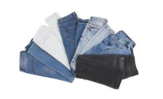 jeans jeans conjunto isolado no fundo branco com espaço de cópia. vista superior e roupas simuladas. colagem de calças femininas masculinas isolada foto