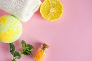 cosméticos naturais para cuidados com a pele com limão. produto de beleza orgânico com frutas cítricas em um fundo rosa. foto