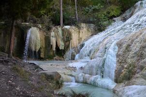 água fluindo em uma fonte termal natural foto