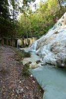 águas turvas da nascente de bagni di san felipa foto