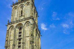 antiga torre de igreja histórica na cidade de groningen holanda holanda. foto