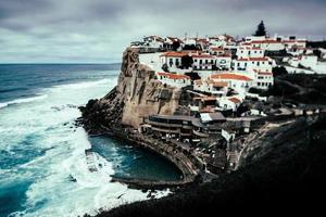 vista para a praia rochosa e aldeia das azenhas do mar em colares, portugal. efeito de mudança de inclinação foto