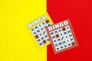 tabuleiros de bingo amarelos e vermelhos ou cartas de baralho para ganhar fichas. clássico nós ou cartões de bingo canadenses de cinco a cinco em fundo brilhante foto