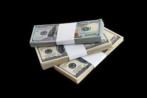 pacote de notas de dólar dos eua isoladas em preto. pacote de dinheiro americano com alta resolução em fundo preto perfeito foto