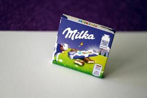 ternopil, ucrânia - 3 de junho de 2022 milka milkinis pacote pequeno com barras de chocolate. Milka é uma marca suíça de confeitaria de chocolate fabricada pela empresa Mondelez International foto