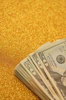 grande quantidade de velhas notas de vinte dólares em fundo dourado. ganhos em dinheiro, dia de pagamento ou período de pagamento de impostos foto